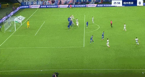 安卓苹果通用-约契奇禁区跃起头球攻门，皮球击中球门立柱