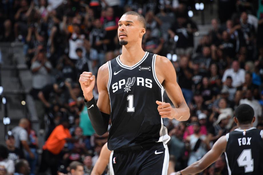 文班亚马28+10马刺大胜雷霆 NBA西决将进行抢七大战
